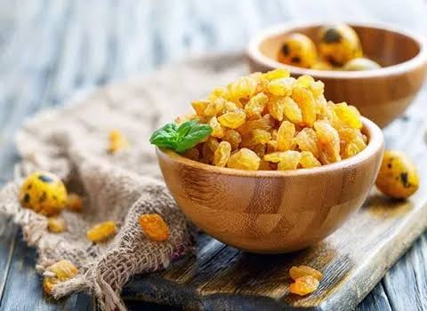 تصویر 2 از کشمش طلایی کاشمر با رنگ طبیعی و طعم دلپذیر